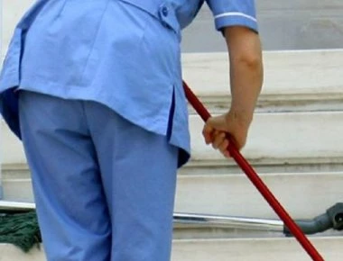 Πάτρα: Σχολικές καθαρίστριες εισέβαλαν στα γραφεία του ΣΥΡΙΖΑ (φωτο)